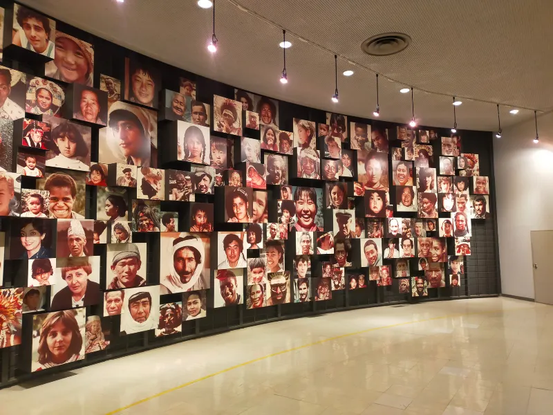リトルワールド　本館展示　笑顔