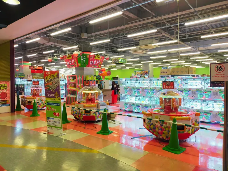 約265台のクレーンゲームが並ぶ店内