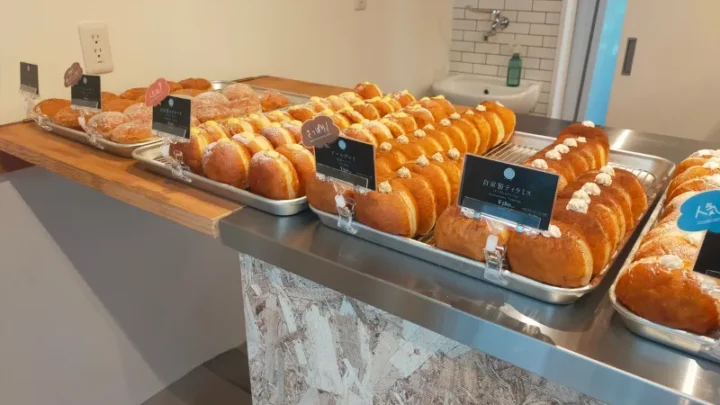 MILK DO dore iku? 藤が丘店のカウンターに並ぶ生ドーナツ