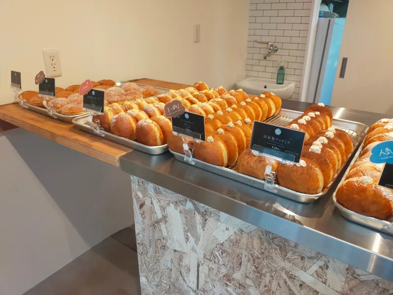 MILK DO dore iku? 藤が丘店のカウンターに並ぶ生ドーナツ