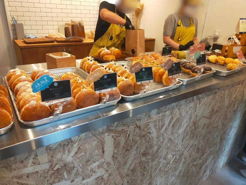 MILK DO dore iku? 藤が丘店のカウンターに並ぶ生ドーナツ